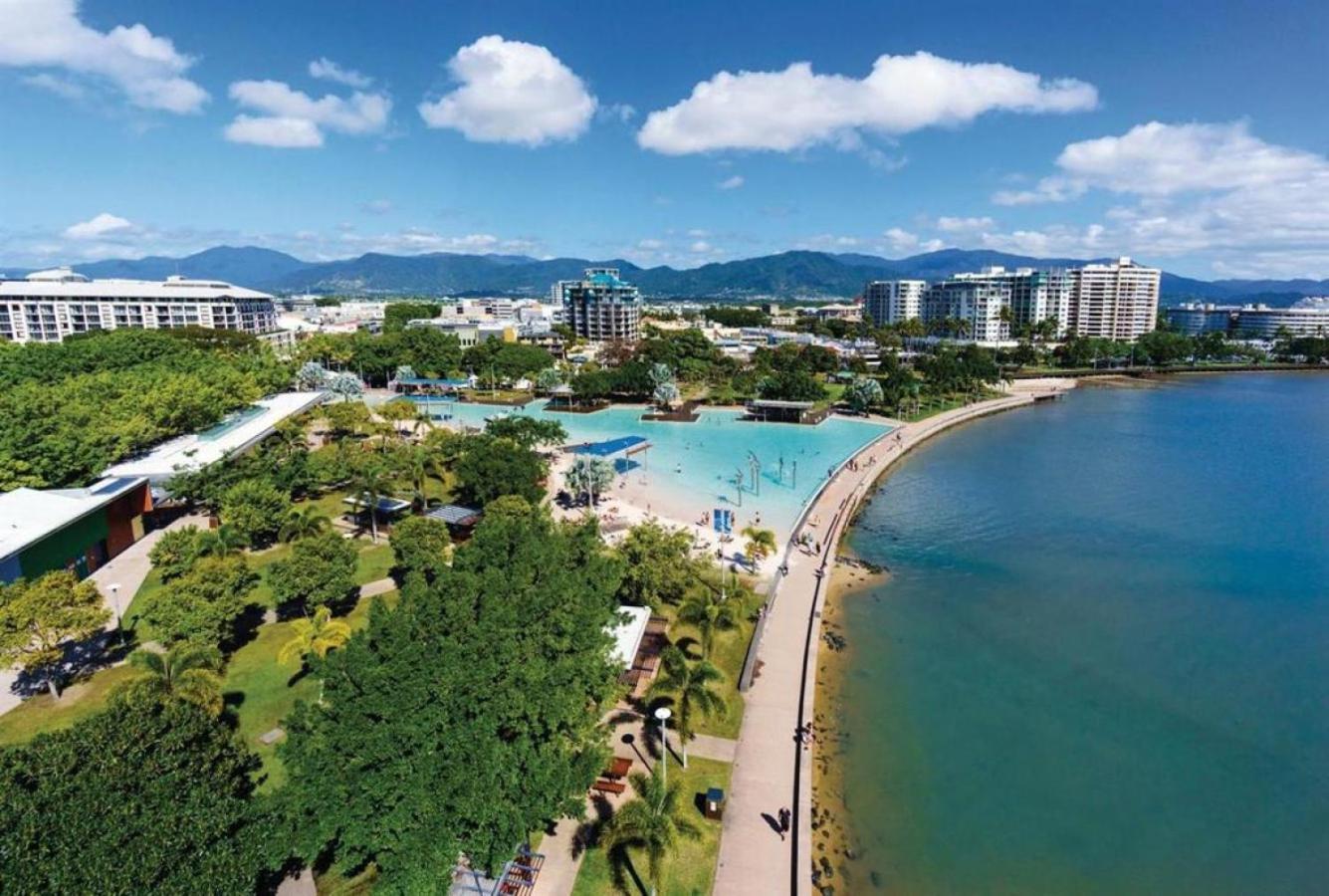 Modern Apartment With Esplanade Views Near The Hospital Cairns Exterior photo